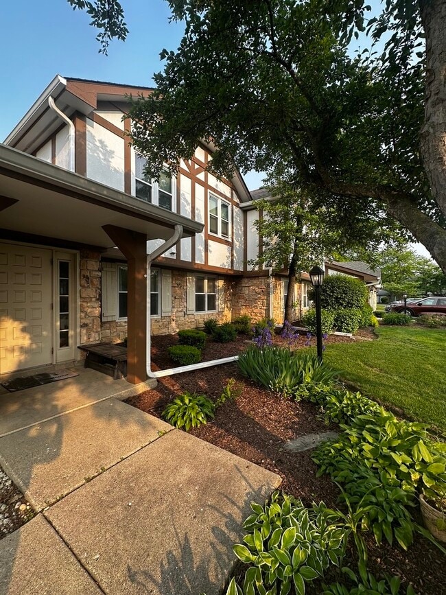 1327 Coventry Cir in Vernon Hills, IL - Building Photo - Building Photo