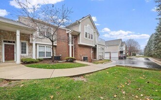 5472 Pine Aires Dr in Sterling Heights, MI - Building Photo