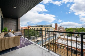 1822 W Irving Park Rd in Chicago, IL - Foto de edificio - Building Photo
