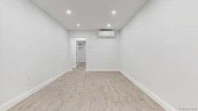 72-17 66th Pl in Queens, NY - Foto de edificio - Building Photo