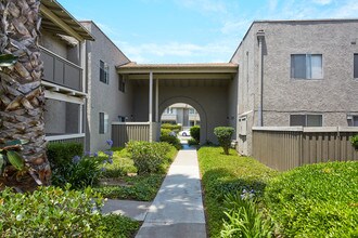143 Pacific Pointe South Apartments in Tustin, CA - Foto de edificio - Building Photo