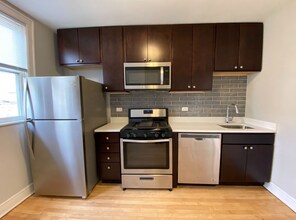 2425 N Tripp Ave in Chicago, IL - Building Photo - Building Photo