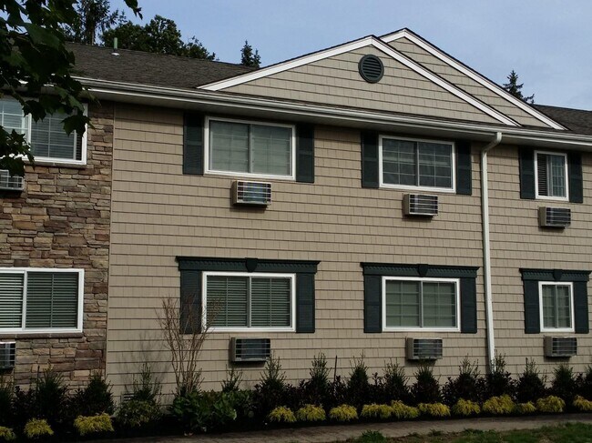 319 Brook Ave-Unit -319-2B in Bay Shore, NY - Building Photo - Building Photo