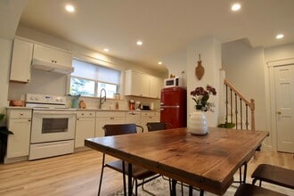 35 Cumberland St, Unit 3 in Brunswick, ME - Foto de edificio - Building Photo