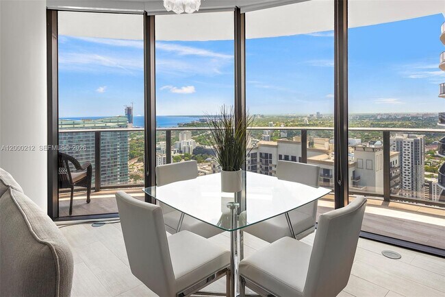 45 SW 9th St in Miami, FL - Building Photo - Building Photo