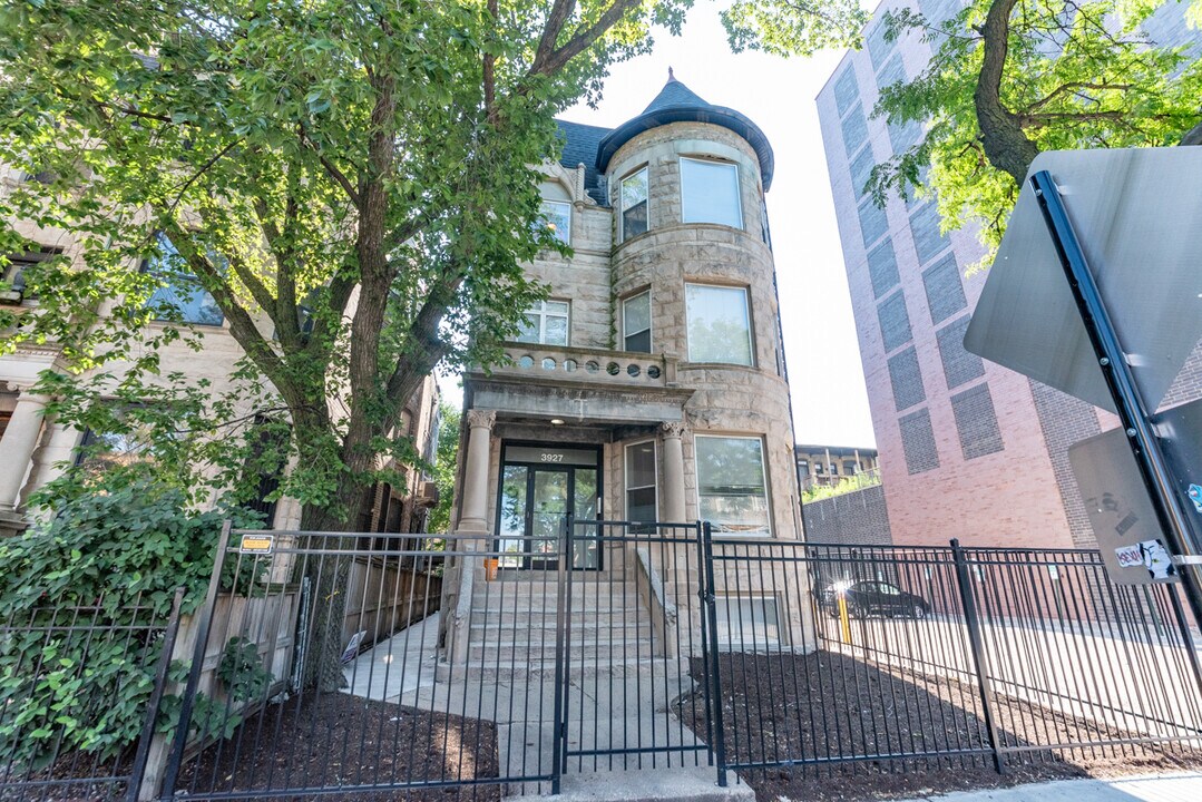 3927 N Clarendon Ave in Chicago, IL - Building Photo