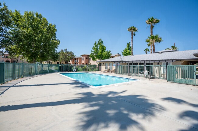 Sierra View Gardens in Palmdale, CA - Building Photo - Building Photo