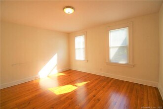 153 Quaker Ln S in West Hartford, CT - Building Photo - Building Photo