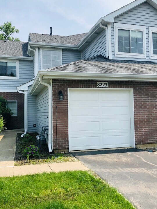 8225 Ripple Ridge in Darien, IL - Building Photo