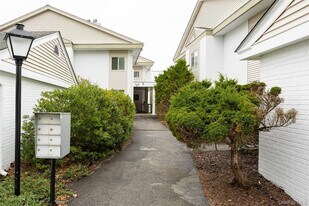 54 Bennett Common Way in Millbrook, NY - Building Photo