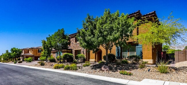 4947 Enchanted View St in Las Vegas, NV - Building Photo - Building Photo