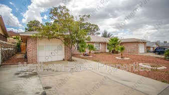 11608 James Watt Dr in El Paso, TX - Building Photo