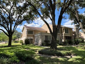 2372 Woodland Park Dr in Houston, TX - Building Photo - Building Photo