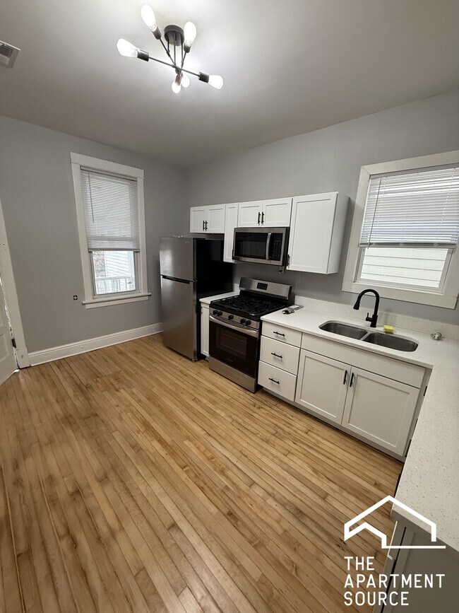 3714 W Cortland St, Unit 2 in Chicago, IL - Foto de edificio - Building Photo