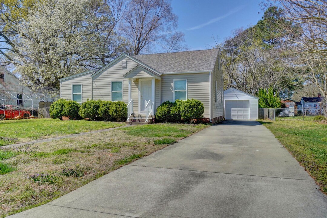 908 Stanley Rd in Portsmouth, VA - Building Photo