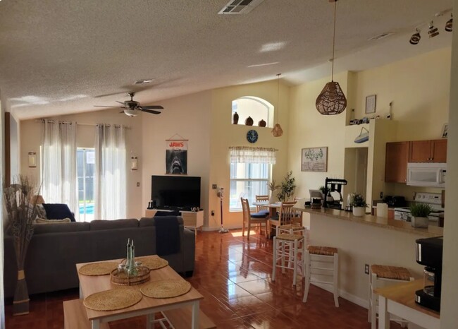 913 Lake Berkley Dr in Kissimmee, FL - Foto de edificio - Building Photo