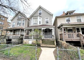 2879 E 77th St, Unit 3 in Chicago, IL - Building Photo