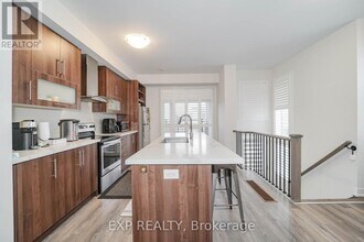 1 Shawfield Way in Whitby, ON - Building Photo - Building Photo