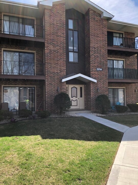 15740 Lake Dr, Unit 2bl in Oak Forest, IL - Foto de edificio