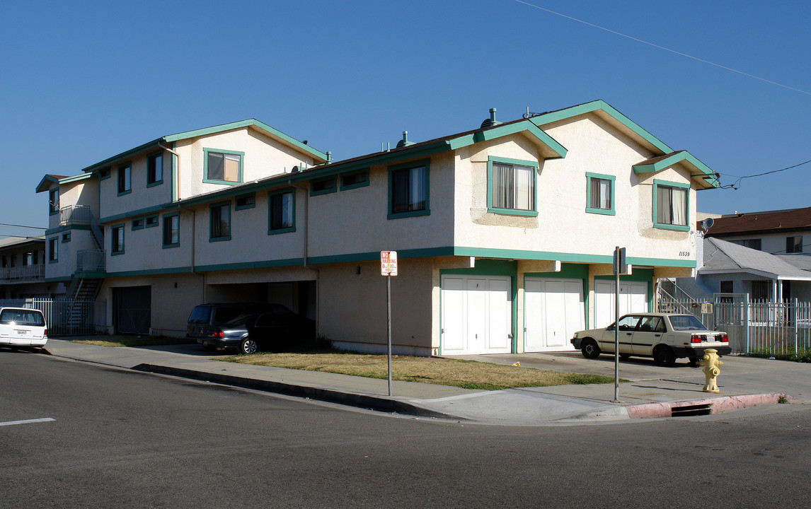 11539 Menlo Ave in Hawthorne, CA - Foto de edificio