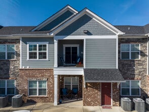 Oakwood Estates Apartment Homes by Callio Properties in Hixson, TN - Foto de edificio - Building Photo