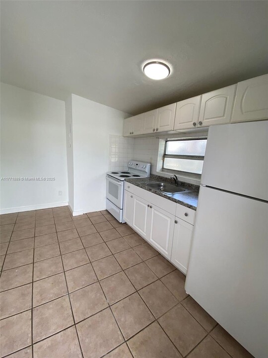 2555 NE 181st St in North Miami Beach, FL - Building Photo
