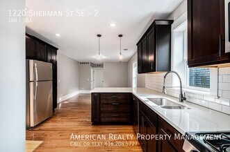 1220 Sherman St SE in Grand Rapids, MI - Building Photo - Building Photo
