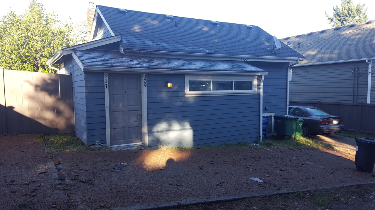 911 N 105th St-Unit -LOWER in Seattle, WA - Building Photo