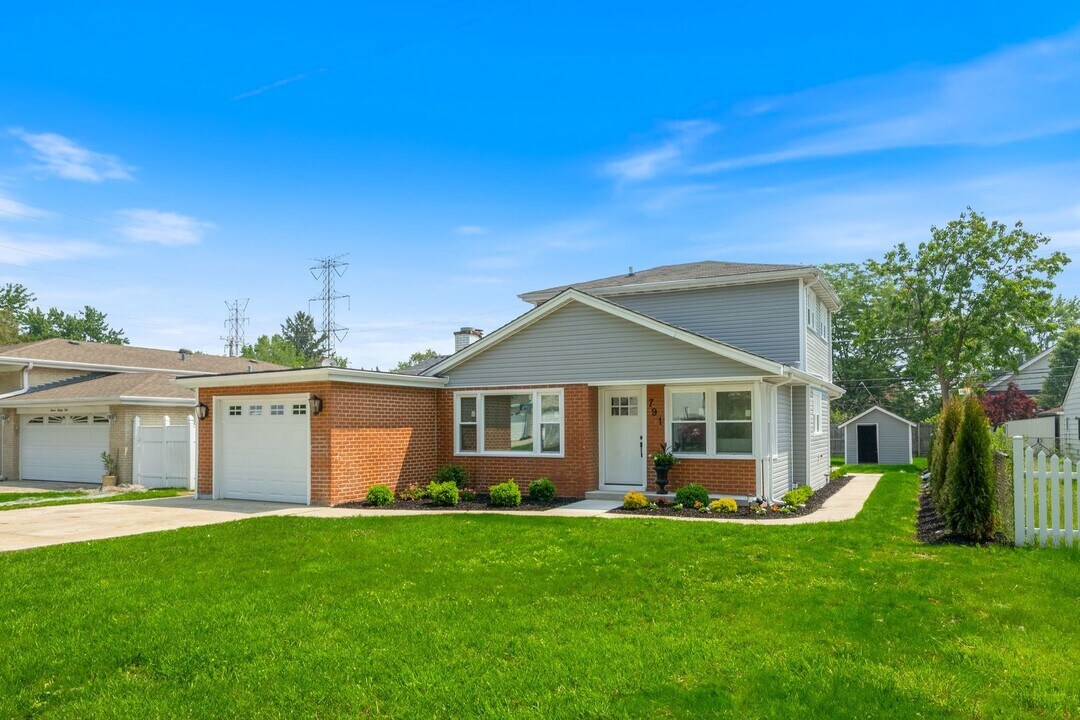 791 N Michigan St in Elmhurst, IL - Building Photo