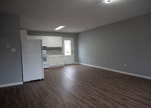 813 N Main St in Flora, IL - Building Photo - Building Photo