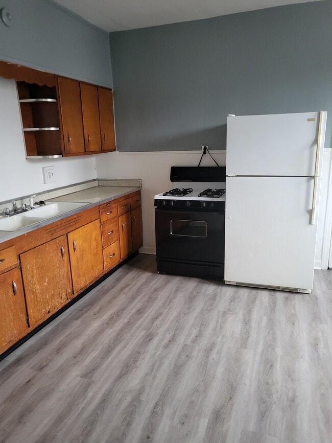 653 Duss Ave, Unit Front One in Ambridge, PA - Foto de edificio - Building Photo