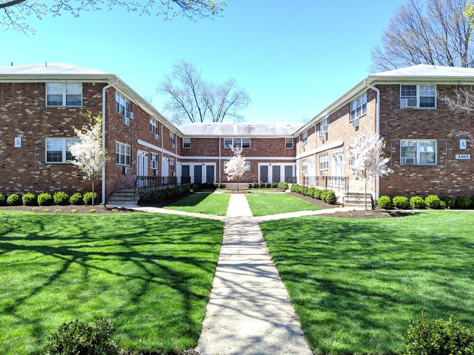 Montclair Gardens in Montclair, NJ - Foto de edificio