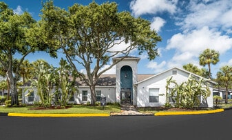 Summit West in Tampa, FL - Building Photo