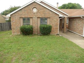 422 Pogue St in Cedar Hill, TX - Building Photo