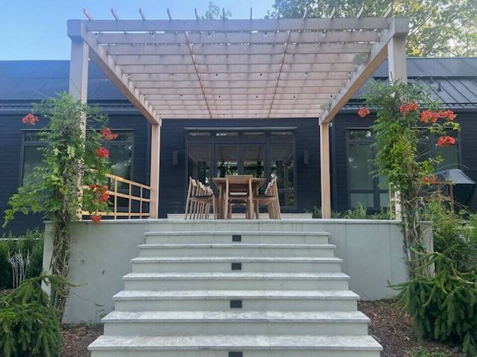 9 Willow Pond Rd in Shelter Island, NY - Building Photo