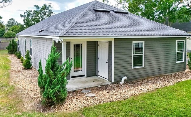 205 Grove Pointe Dr in Thomasville, GA - Building Photo - Building Photo