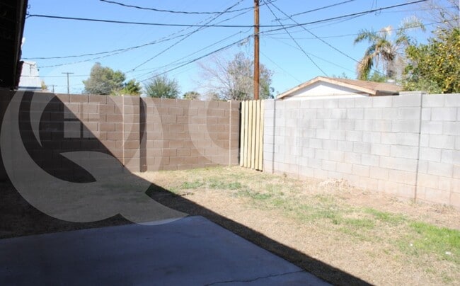 property at 462 E Royal Palms Dr