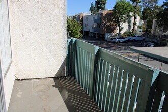 5700 Etiwanda Ave in Tarzana, CA - Foto de edificio - Building Photo