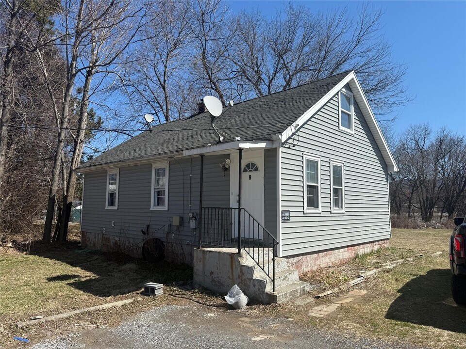 9 Kosova Ln in Wappingers Falls, NY - Building Photo