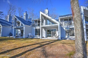 134 Laurel Hill Dr in Greentown, PA - Building Photo