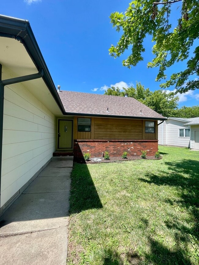 property at 550 W 3rd St
