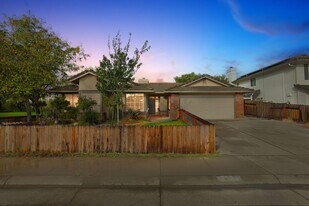 680 Canyon Creek Way in Galt, CA - Building Photo