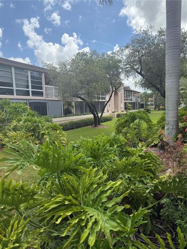 4720 NW 102nd Ave in Doral, FL - Building Photo - Building Photo