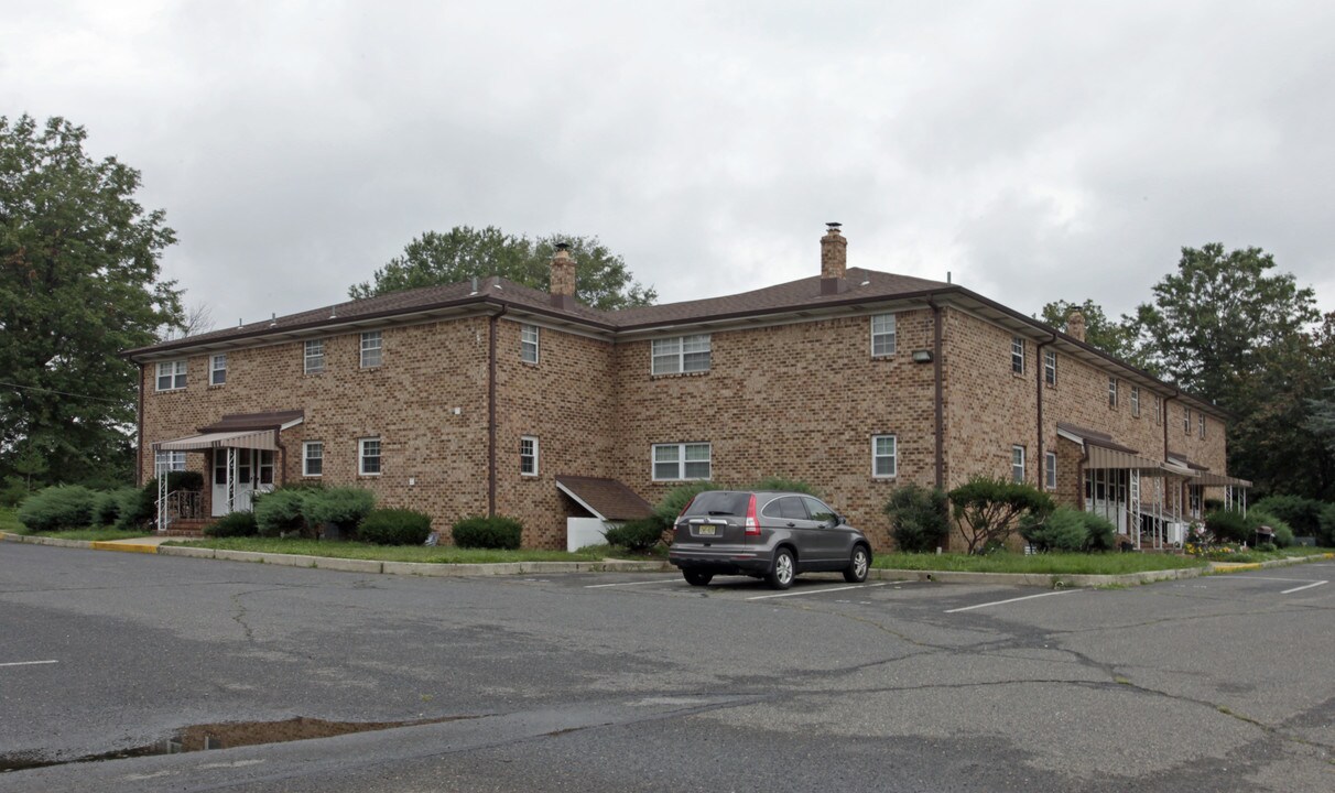 Edison Estates in Edison, NJ - Foto de edificio