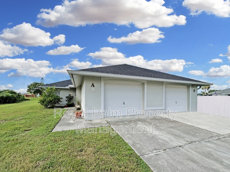 201 Schoolside Dr in Lehigh Acres, FL - Building Photo