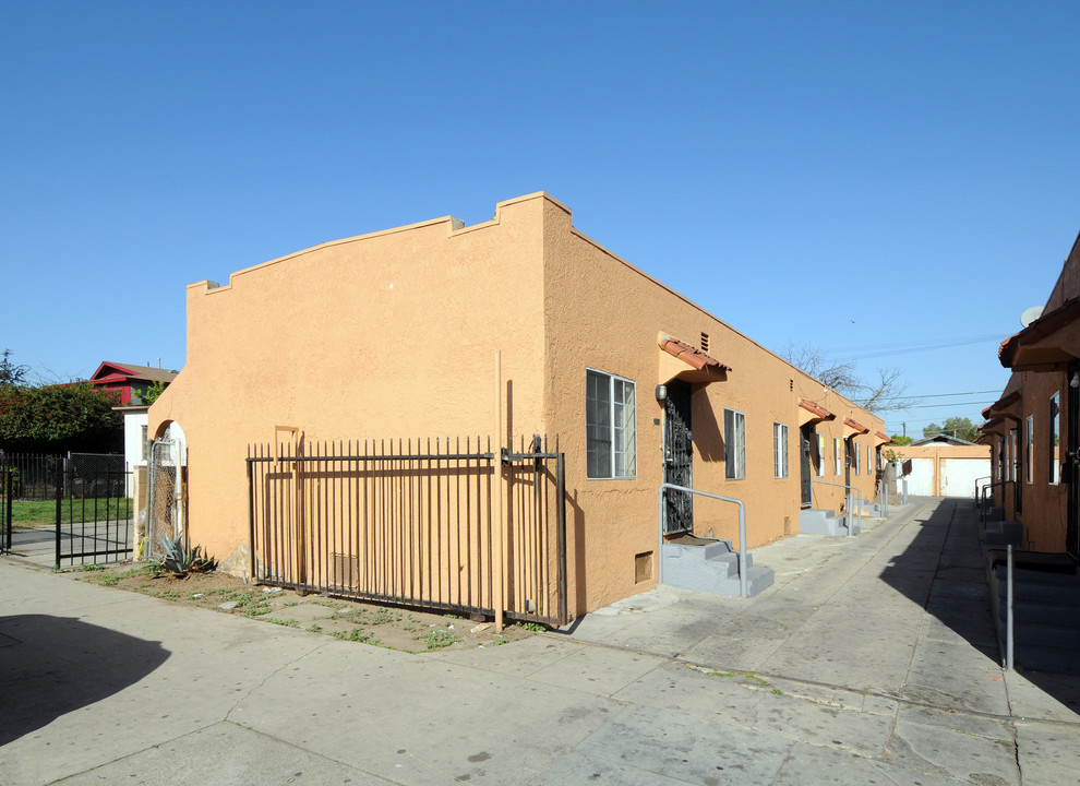 801 W 68th St in Los Angeles, CA - Building Photo