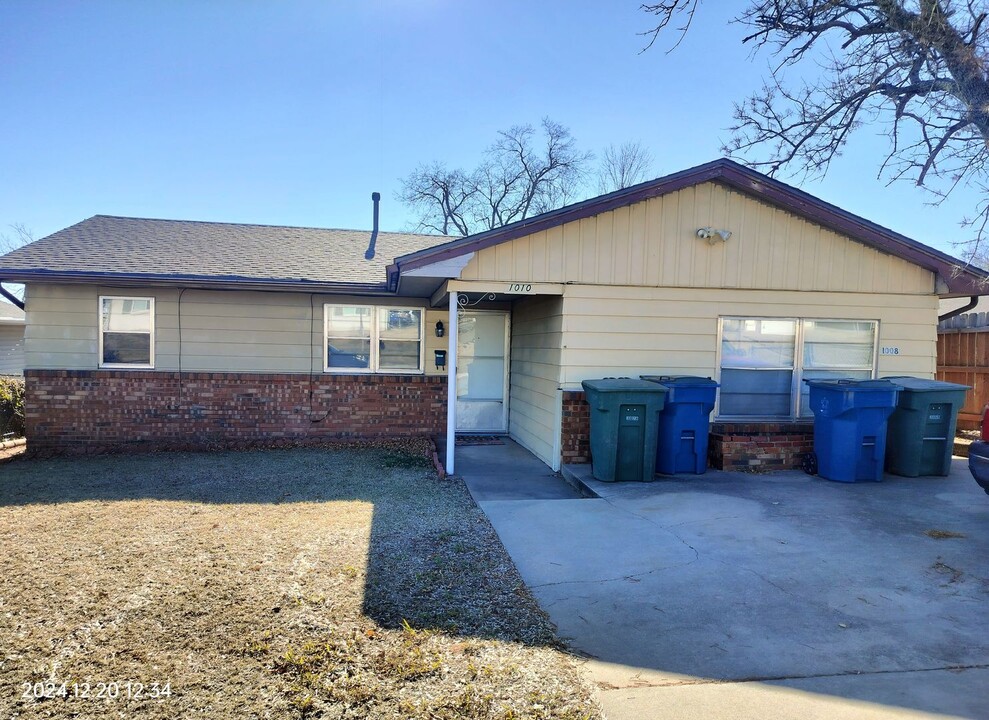 1010 E Main St in Edmond, OK - Building Photo