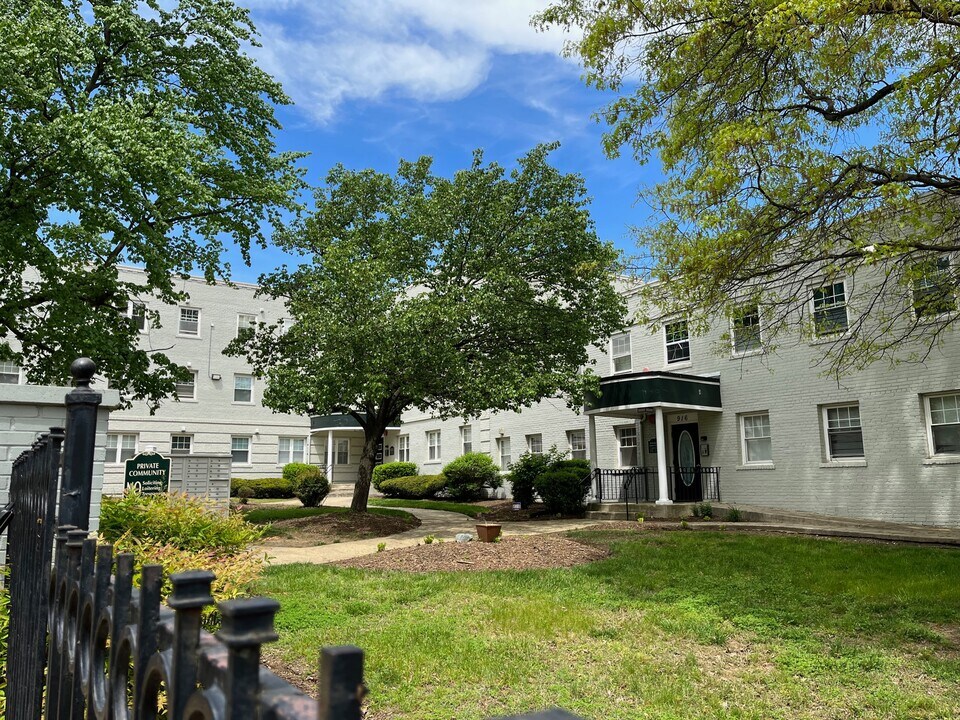 912 Barnaby St SE, Unit 103 in Washington, DC - Building Photo