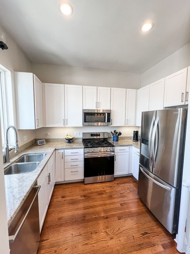 2065 N Kedzie Blvd in Chicago, IL - Building Photo - Building Photo