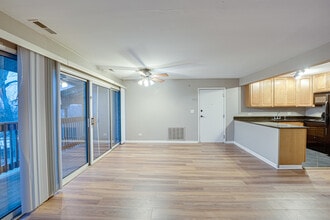 5801 Oakwood Dr in Lisle, IL - Building Photo - Building Photo